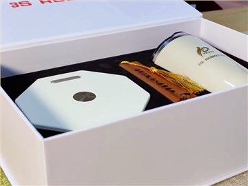 10周年慶禮品定制：白色禮盒與文創(chuàng)藝術(shù)的精致邂逅