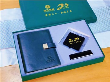 遠(yuǎn)正智能公司定制周年紀(jì)念禮品：青綠禮盒，銘記每一份榮耀