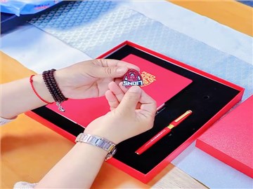 紅色禮盒：企業(yè)活動紀(jì)念品的創(chuàng)意與價值傳遞