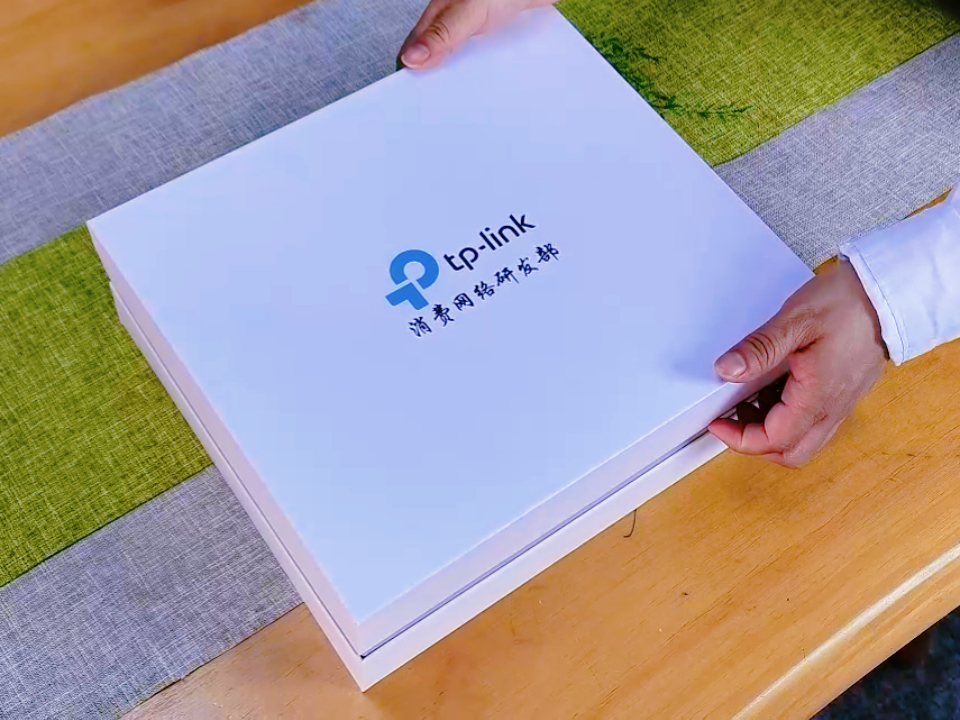 網(wǎng)絡(luò)通訊企業(yè)員工禮品，這份定制禮盒展現(xiàn)企業(yè)文化與關(guān)懷
